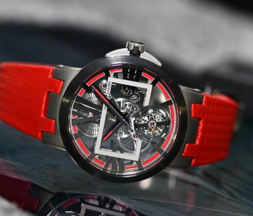 The skeleton dial allows the wearers to enjoy the beautiful movement.